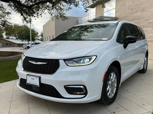 Used 2025 Chrysler Pacifica Select image 2