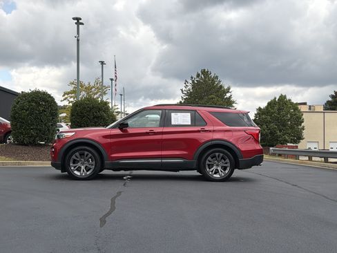 Used 2024 Ford Explorer XLT w/ Equipment Group 202A RWD image 14