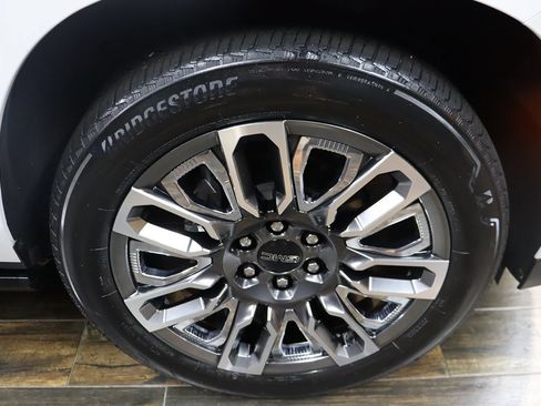 Used 2024 GMC Yukon XL Denali Ultimate AWD/4WD image 32