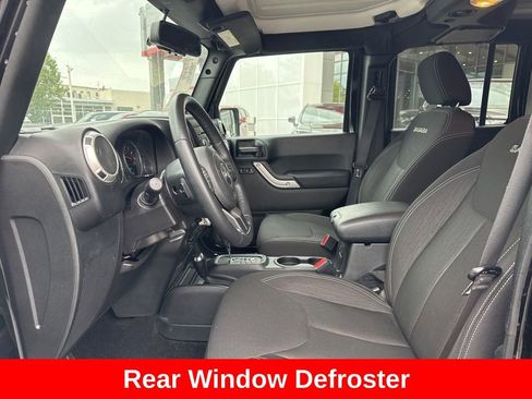 Used 2017 Jeep Wrangler Unlimited Sahara w/ Connectivity Group AWD/4WD image 12