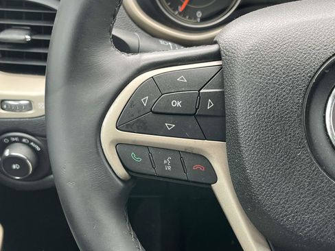 Used 2017 Jeep Cherokee Latitude w/ Comfort/Convenience Group FWD image 18