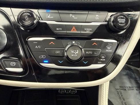 Used 2023 Chrysler Pacifica Limited FWD image 40