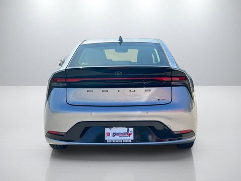 Used 2025 Toyota Prius XLE image 6