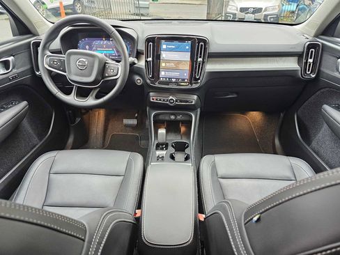 Certified 2025 Volvo XC40 B5 Core image 17