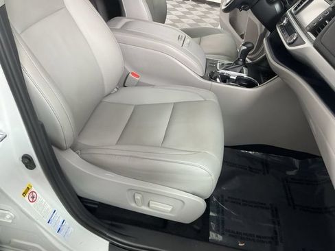 Used 2019 Toyota Highlander XLE AWD/4WD image 14