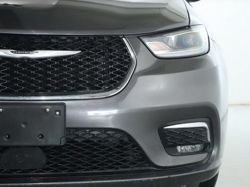 Used 2023 Chrysler Pacifica Touring-L FWD image 8