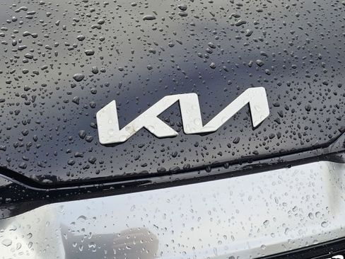 Used 2023 Kia Sportage SX image 3