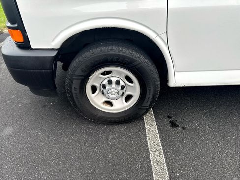 Used 2017 Chevrolet Express 2500 image 18