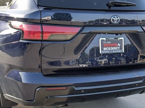 Used 2023 Toyota Sequoia Platinum AWD/4WD image 8
