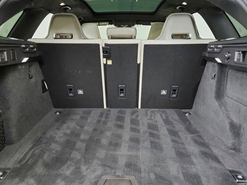 Used 2020 Jaguar F-PACE SVR image 31