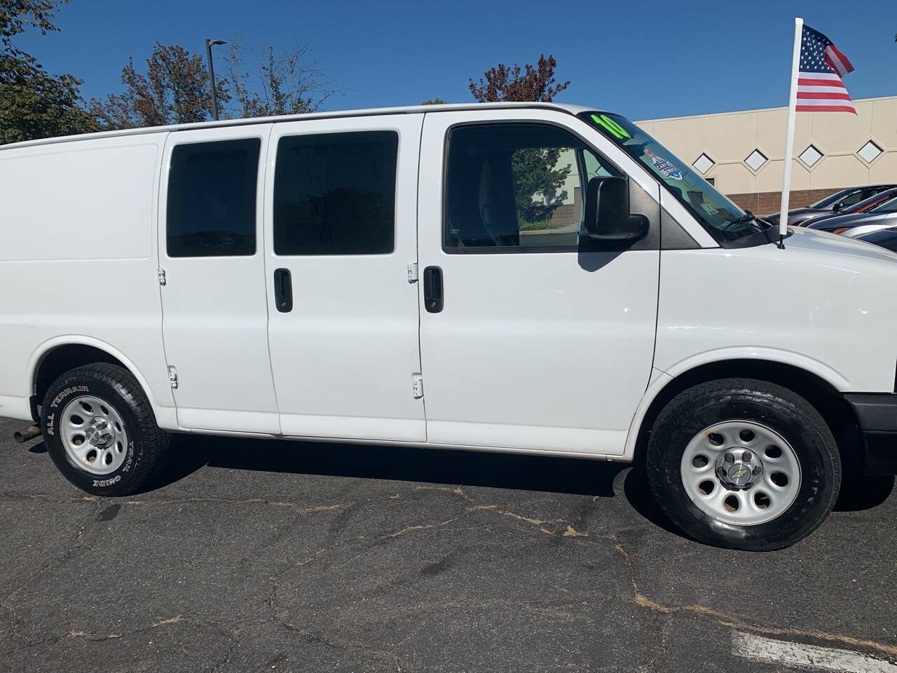 Used 2010 Chevrolet Express 1500 RWD image 22