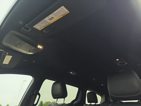 Used 2025 Chrysler Pacifica Select FWD image 33