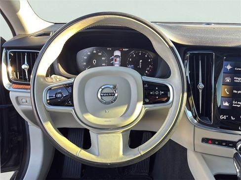 Used 2020 Volvo S60 T5 Momentum image 25