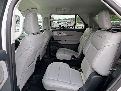 Certified 2026 Ford Explorer Active w/ Active Comfort Package RWD image 9