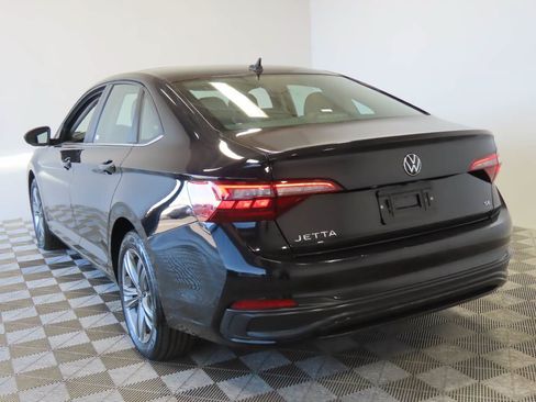 Used 2024 Volkswagen Jetta SE FWD image 3