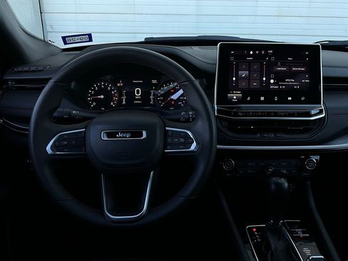 Used 2025 Jeep Compass Trailhawk image 13