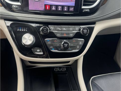 Used 2022 Chrysler Pacifica Limited FWD image 13