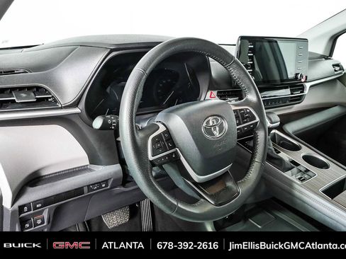 Used 2024 Toyota Sienna XLE FWD image 4