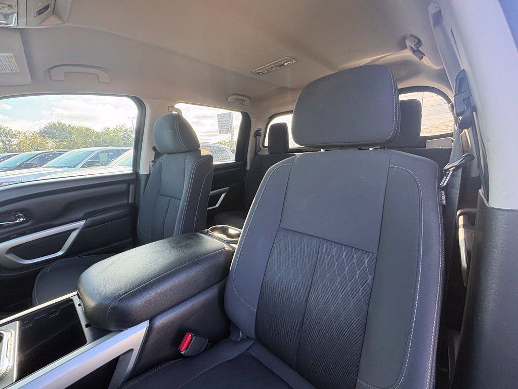 Used 2018 Nissan Titan SV w/ SV Convenience Package RWD image 13