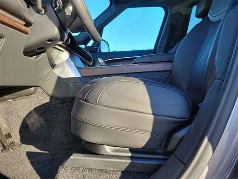 New 2025 Land Rover Range Rover SE image 13