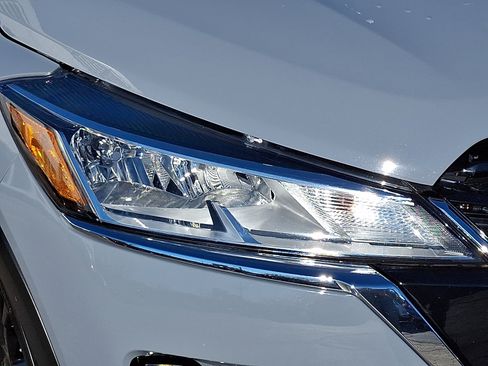 Used 2023 Nissan Kicks SV image 9