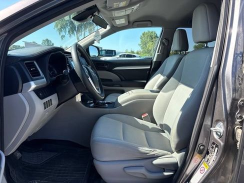 Used 2018 Toyota Highlander LE AWD/4WD image 4
