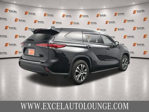 Used 2022 Toyota Highlander XLE AWD/4WD image 5