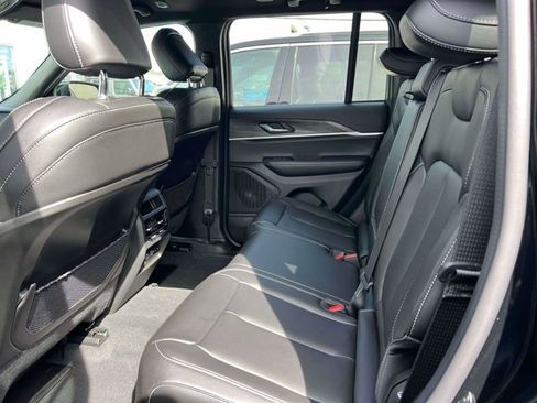 Used 2025 Jeep Grand Cherokee Limited w/ MOPAR Finishing Package image 10