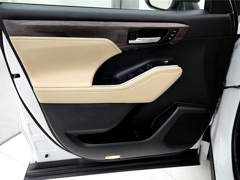 Used 2024 Toyota Highlander Limited image 23