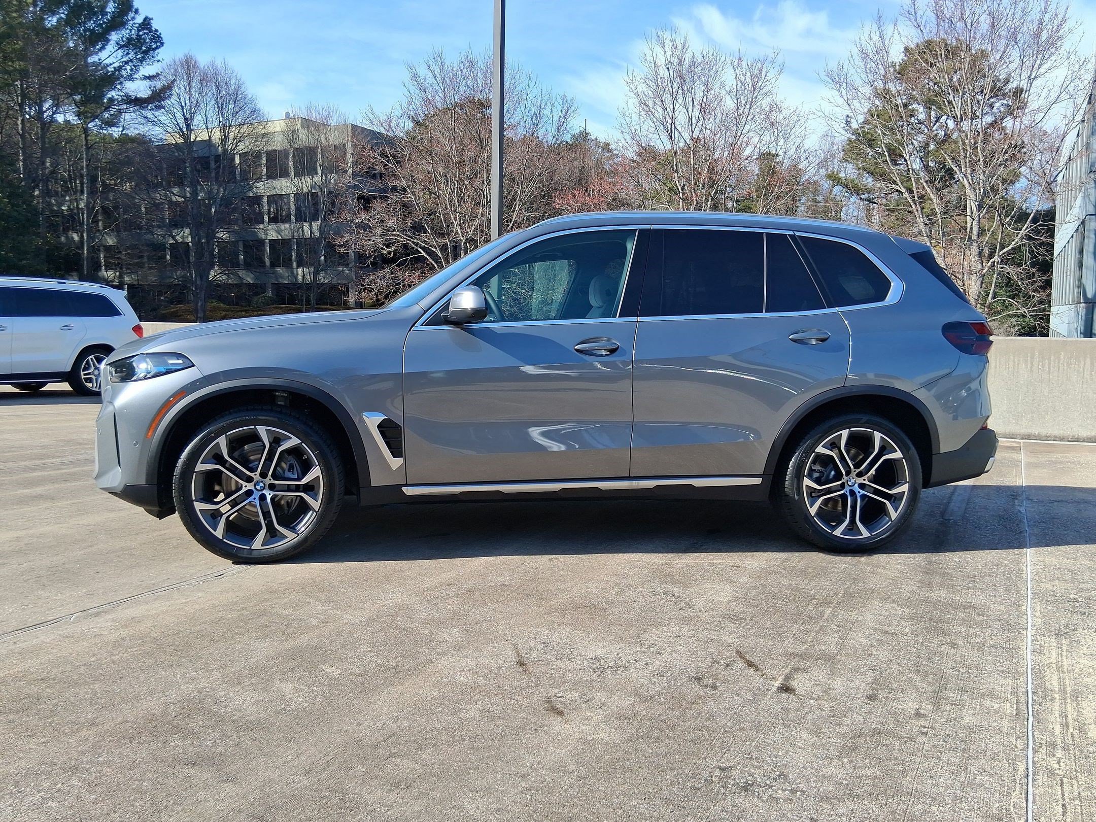 Used 2026 BMW X5 xDrive40i w/ Premium Package AWD/4WD image 2