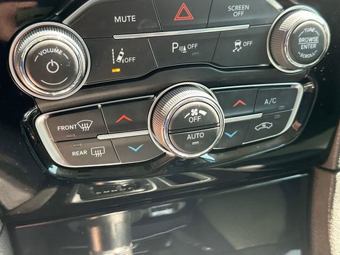 Used 2023 Chrysler 300 Touring L w/ Safetytec Plus Group image 18