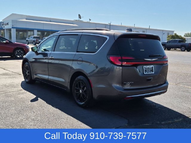 Used 2022 Chrysler Pacifica Touring FWD image 5