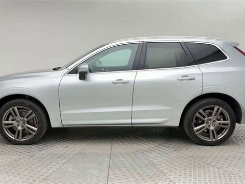 Used 2018 Volvo XC60 T6 Momentum w/ Convenience Package image 5