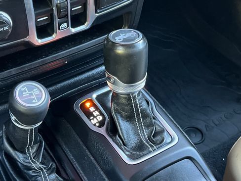 Used 2018 Jeep Wrangler Unlimited Sahara AWD/4WD image 24