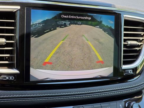Used 2024 Chrysler Pacifica Limited FWD image 10