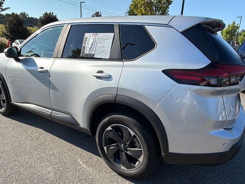 Used 2024 Nissan Rogue SV AWD/4WD image 10