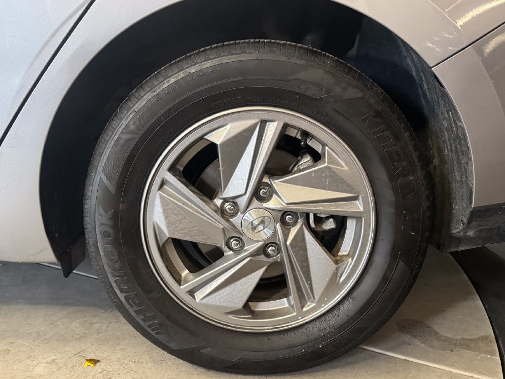 Used 2025 Hyundai Elantra SE FWD image 25