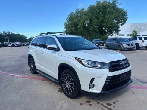Used 2017 Toyota Highlander SE FWD image 3