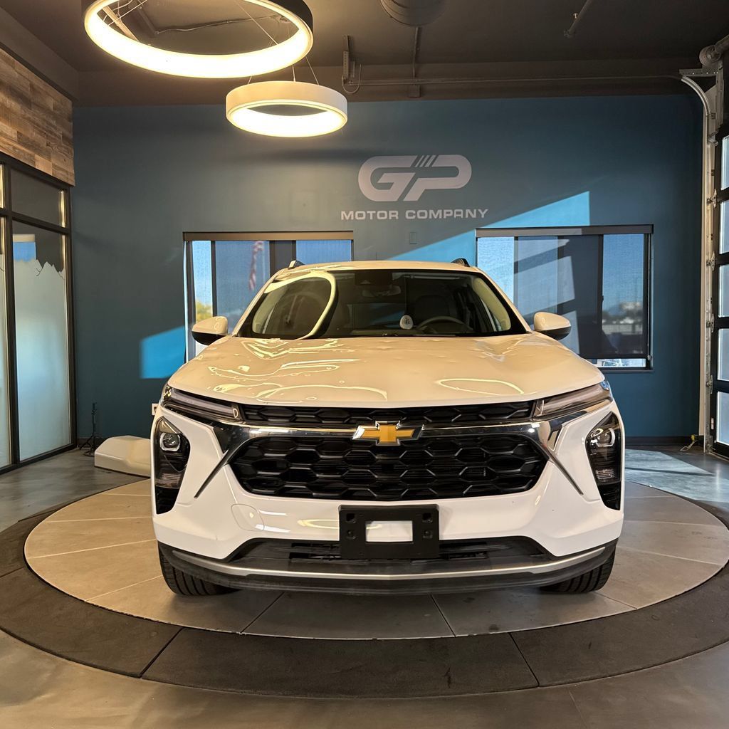 Used 2025 Chevrolet Trax LT FWD image 8