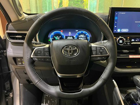 Certified 2025 Toyota Highlander Platinum image 19