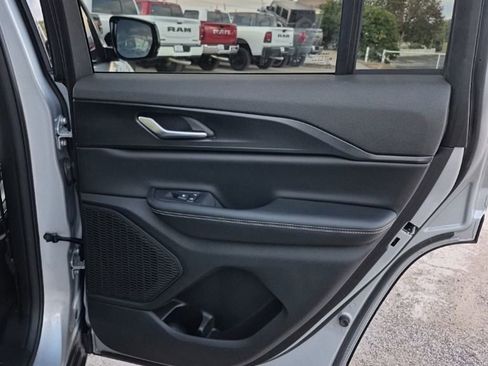 Used 2023 Jeep Grand Cherokee Altitude AWD/4WD image 19