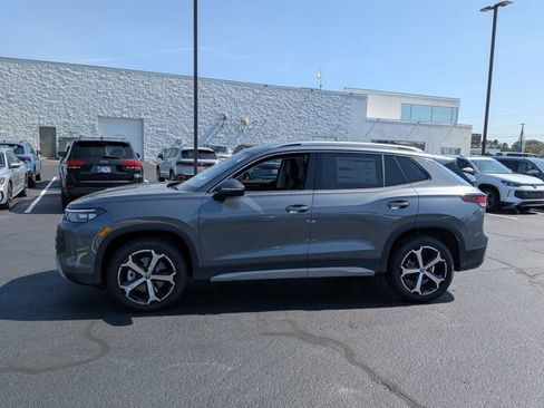 New 2025 Volkswagen Tiguan SE image 3