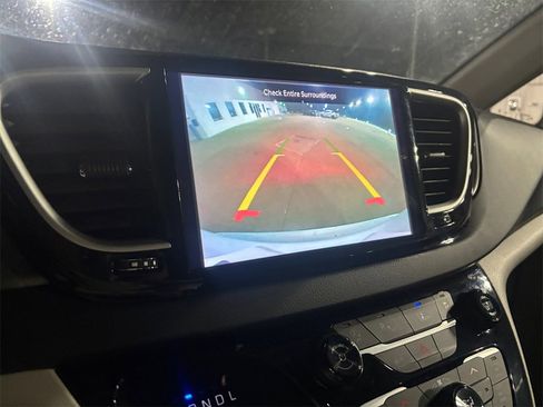 Used 2024 Chrysler Pacifica Touring-L image 29