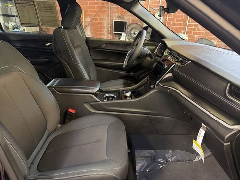 Used 2025 Jeep Grand Cherokee L Laredo RWD image 19
