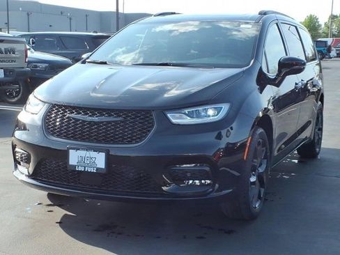 New 2026 Chrysler Pacifica Limited image 2