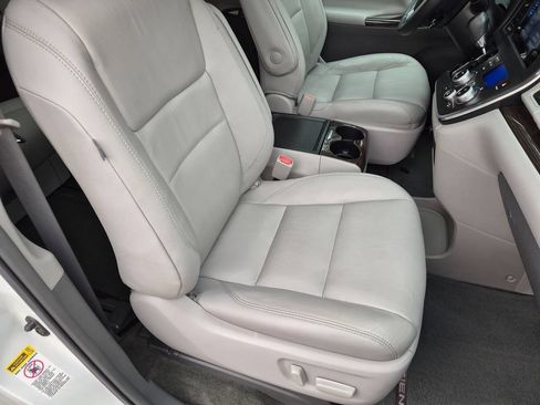 Used 2017 Toyota Sienna XLE w/ XLE Navigation Package FWD image 31