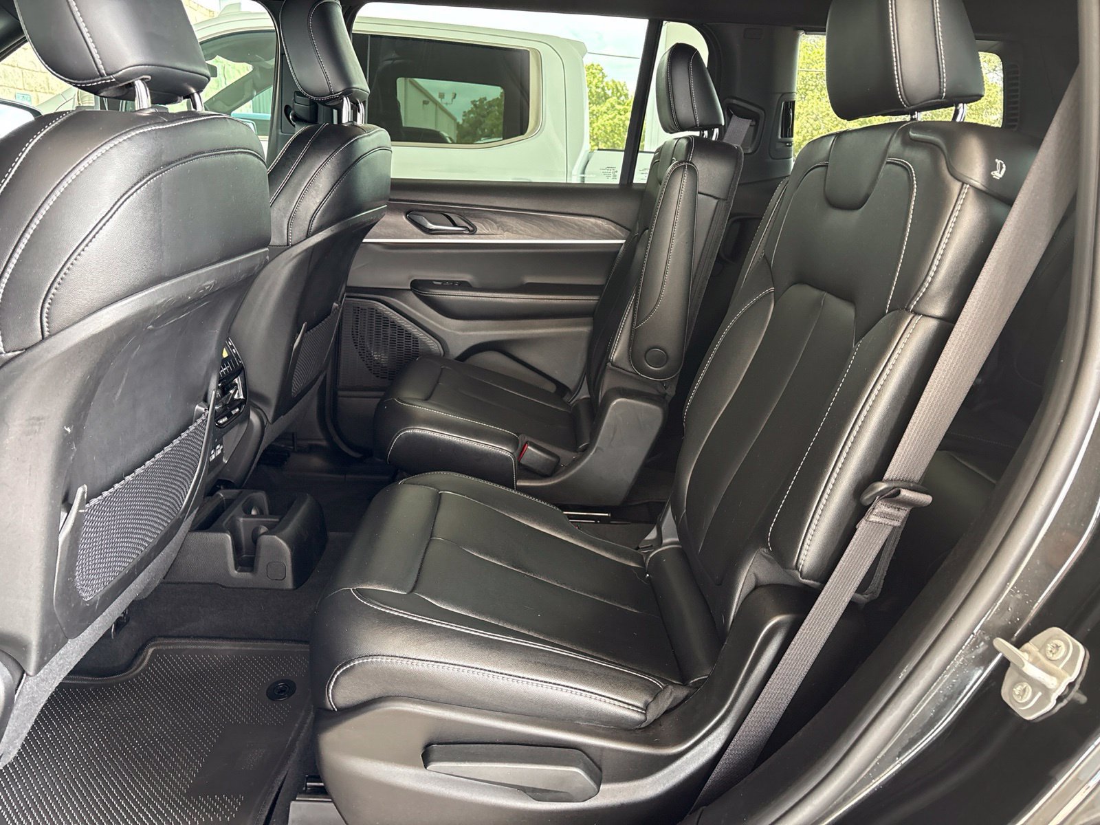Used 2024 Jeep Grand Cherokee L Limited w/ Black Appearance Package RWD image 15