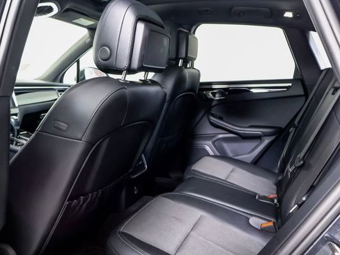 Certified 2024 Porsche Macan image 9