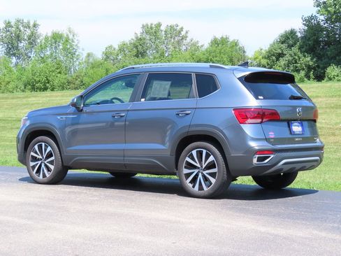 Used 2023 Volkswagen Taos SE w/ Panoramic Sunroof Package AWD/4WD image 23