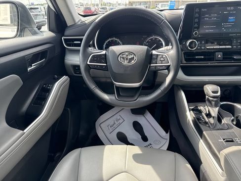 Used 2022 Toyota Highlander XLE FWD image 16